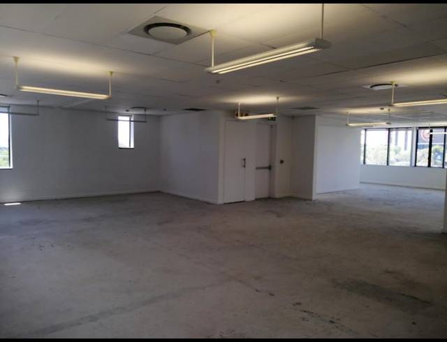 BUSINESS PROPERTY TO RENT IN WOODMEAD
